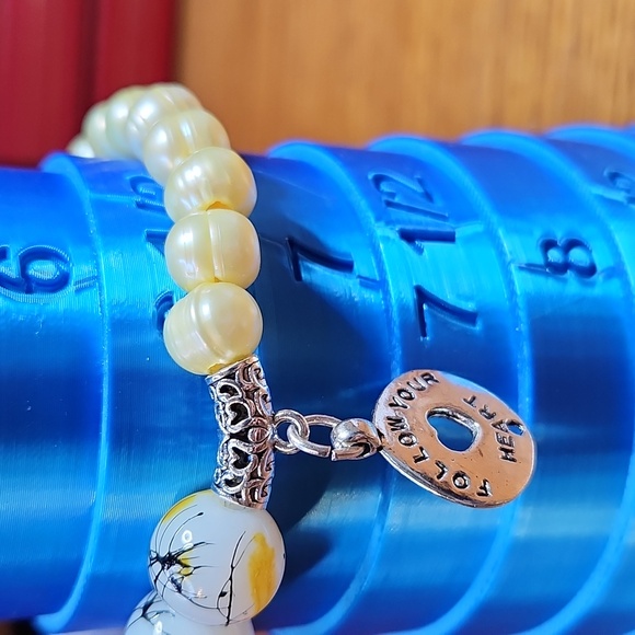 NWT Lemon Freshwater Pearls and Artisan Glass Beads Stretch Bracelet - Picture 4 of 4